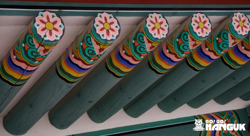 Korean roof decoration details 