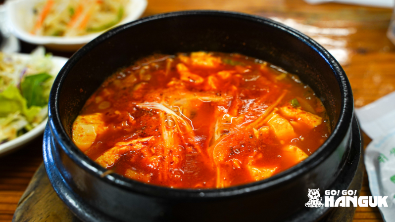 Kimchi coreano in un piatto piccante