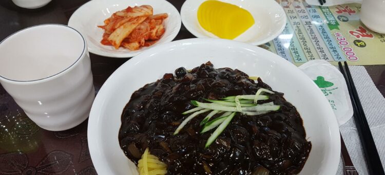 Jjajangmyeon, da mangiare durante il Black Day in Corea