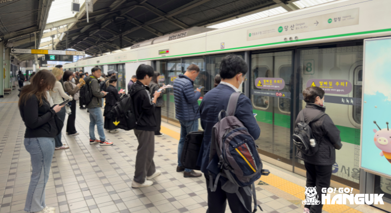People waiting their train
