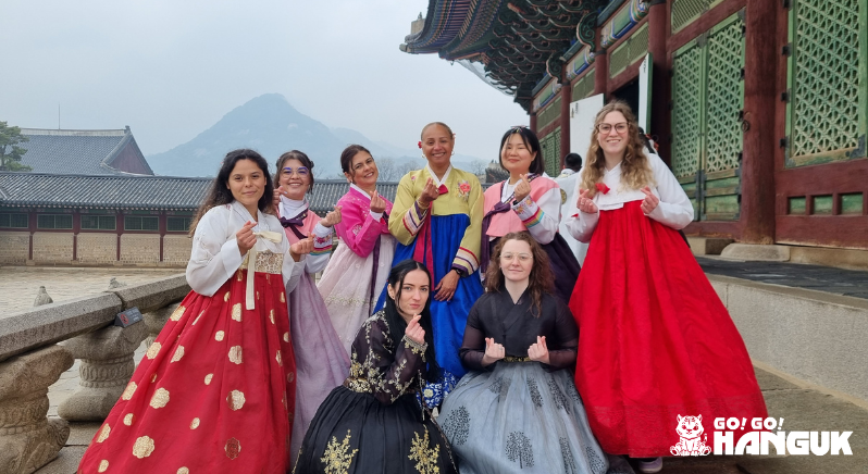Un grupo de chicas con trajes tradicionales coreanos