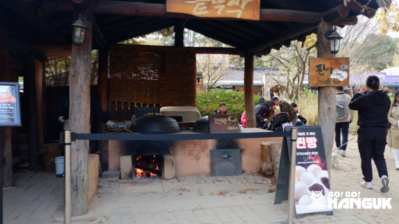 Cafeterías de Seúl para ver el follaje otoñal. Pequeño puesto de comida que vende bollos coreanos al vapor.