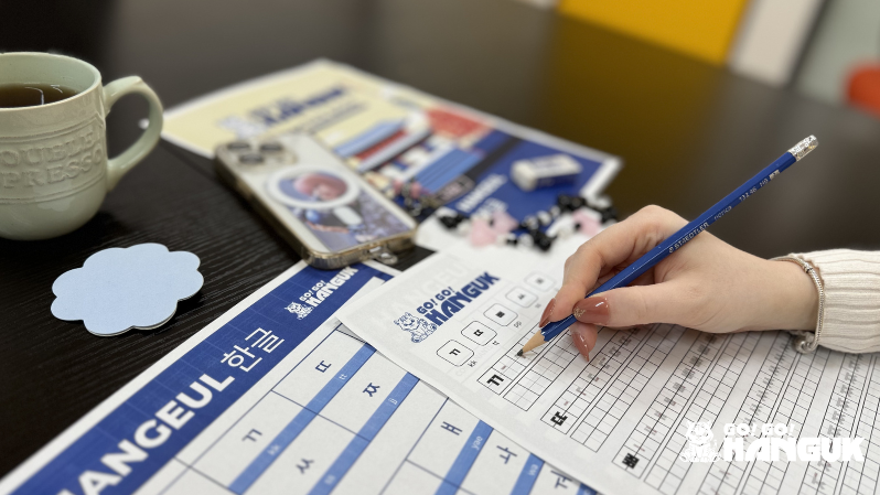Person, die Hangul auf ein Arbeitsblatt schreibt