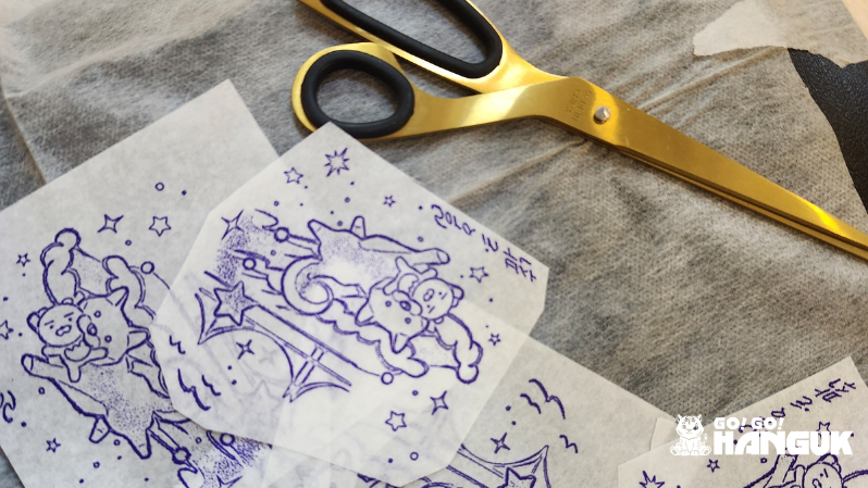 tatuering sketch och sax på ett bord