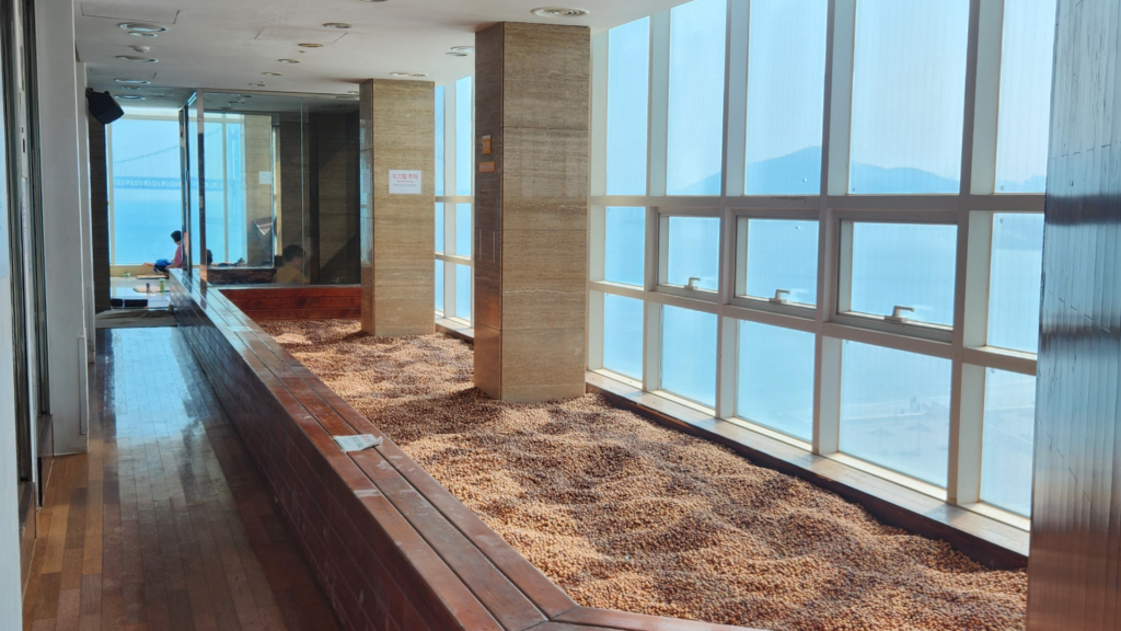 Vista dalla finestra di una spa in Corea