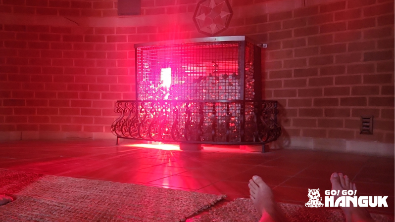 Pavimento di una spa coreana con luce rossa, stufa e pavimento riscaldato