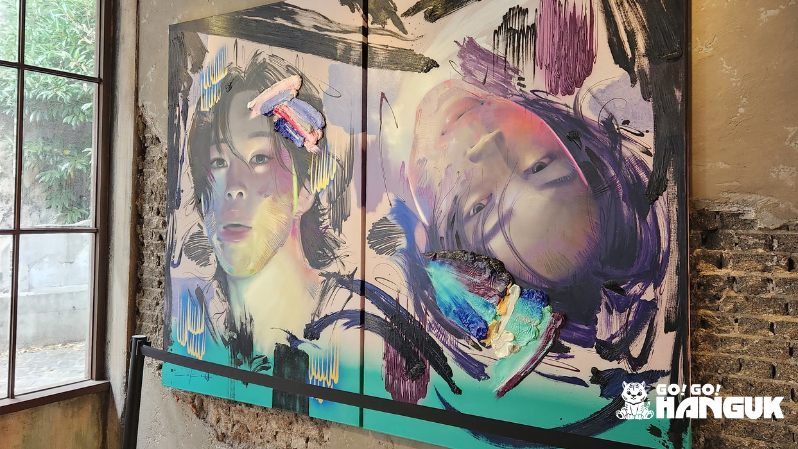 Pintura de un cantante de BTS en una pared