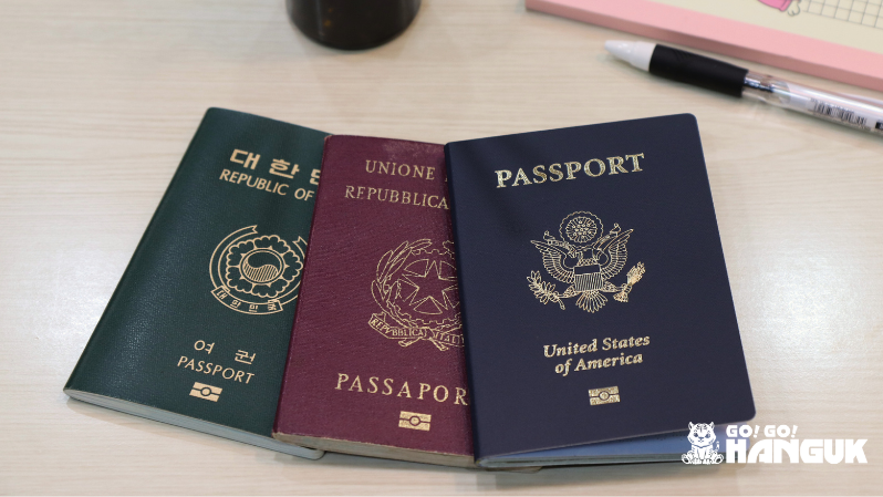 Drei verschiedene Reisepässe auf einem Tisch