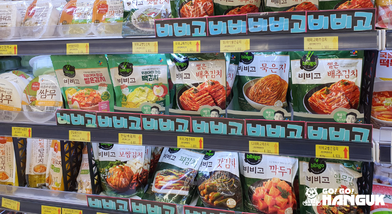 Pacchi di kimchi coreano in un supermercato